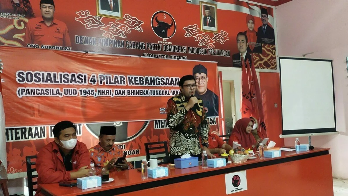 PERKUAT IDEOLOGI. Sosialisasi 4 Pilar Kebangsaan di Kantor DPC PDIP Kabupaten Cirebon oleh Anggota DPR RI, Ono Surono.