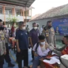 GEBYAR VAKSIN. Kapolresta Cirebon, Arif Budiman beserta Anggota DPR RI, H Satori dan Kepala OJK Cirebon meninjau vaksinasi di SMAN 1 Palimanan.