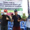 FOTO BERSAMA. Kepala Dinas Pertanian, Asep Pamungkas (kiri), bersama petani bawang H Kardah (tengah) dan Veronika Trisna Sukmawati, VP Pengendalian Operasi Pemasaran Wilayah Barat, Pupuk Indonesia (Persero) saat panen bawang di Cirebon.