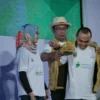 MEWISUDA. Gubernur Jawa Barat, Ridwan Kamil secara simbolis mewisuda 1.429 petani milenial di Auditorium Institut Pertanian Bogor (IPB), Kamis (24/3).