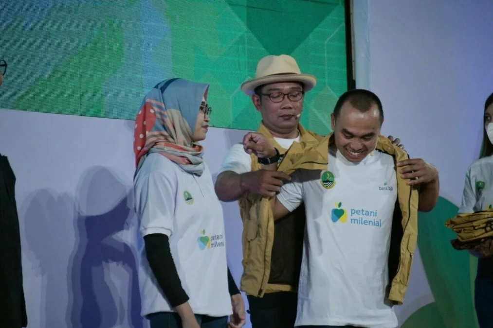 MEWISUDA. Gubernur Jawa Barat, Ridwan Kamil secara simbolis mewisuda 1.429 petani milenial di Auditorium Institut Pertanian Bogor (IPB), Kamis (24/3).