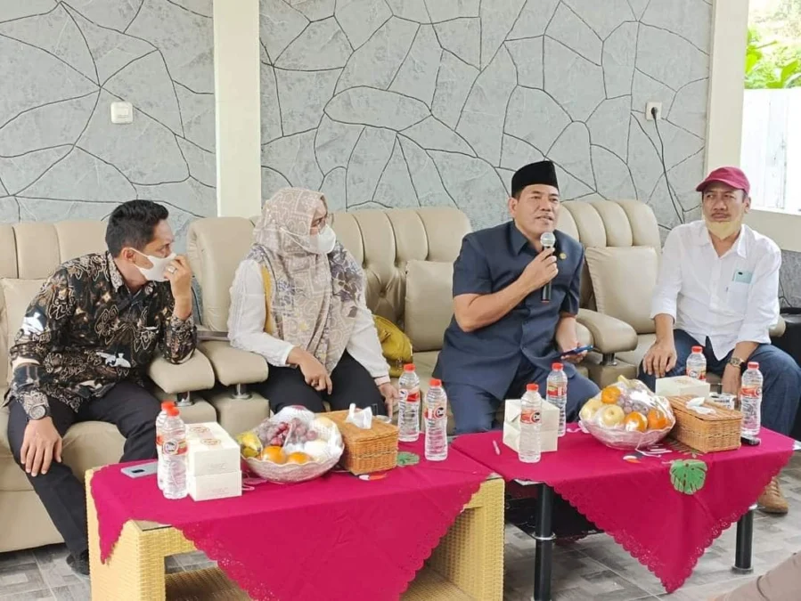 SIDAK. Anggota Komisi IV DPRD Kabupaten Cirebon saat berkunjung ke lokasi wisata air panas di ITP Palimanan.