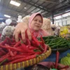 MERANGKAK NAIK. Dicabutnya Harga Eceran Tertinggi (HET) minyak goreng oleh pemerintah, membuat pedagang sayuran mengeluh lantaran harga sayuran mulai naik.