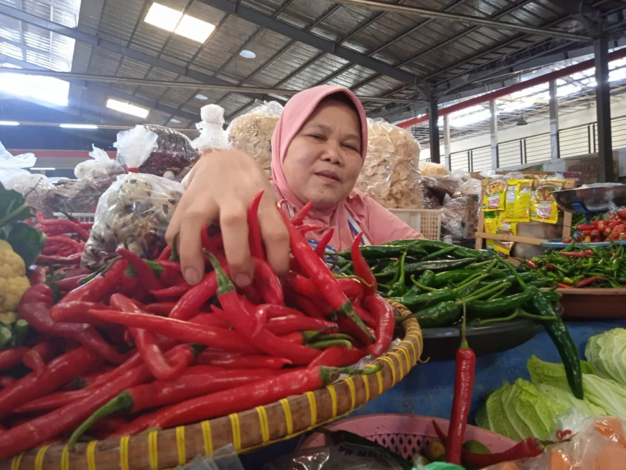 MERANGKAK NAIK. Dicabutnya Harga Eceran Tertinggi (HET) minyak goreng oleh pemerintah, membuat pedagang sayuran mengeluh lantaran harga sayuran mulai naik.