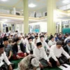 SUBUH BERJAMAAH. Jamaah memadati Masjid Al-Falah Kelurahan Cijoho, Kecamatan Kuningan saat melaksanakan Salat subuh berjamaah yang juga diikuti Bupati H Acep Purnama, Minggu pagi.