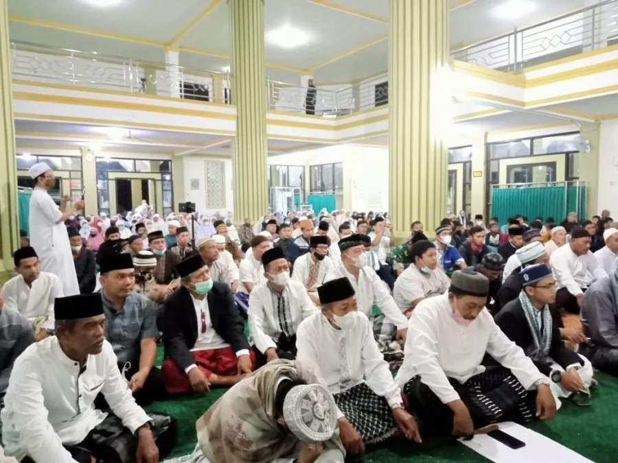 SUBUH BERJAMAAH. Jamaah memadati Masjid Al-Falah Kelurahan Cijoho, Kecamatan Kuningan saat melaksanakan Salat subuh berjamaah yang juga diikuti Bupati H Acep Purnama, Minggu pagi.