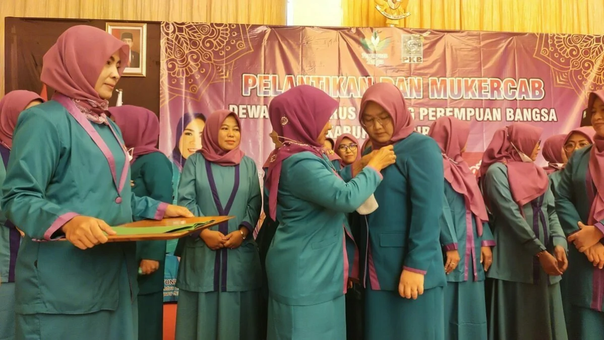 DILANTIK. Ketua DPW PB Jawa Barat, Hj Yuningsih menyematkan pin Kepada Ketua DPC Perempuan Bangsa Kabupaten Cirebon, Hj Ismiyatul Fatihiyah Yusuf.