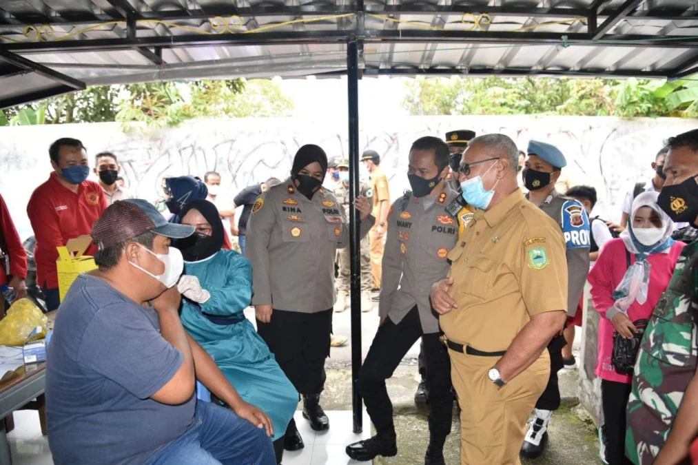 KEJAR TARGET. Pemerintah Kabupaten Kuningan gencar melakukan percepatan vaksinasi, dengan sasaran vaksinasi massal untuk anak SDN 2 Gandasoli, Kecamatan Kramatmulya,