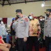 PANTAU VAKSINASI. Wakapolda Jabar Brigjen Pol Bariza Zulfi SIK melihat langsung pelaksanaan vaksinasi massal serentak di Balai Desa Sangkanhurip, Kecamatan Cigandamekar, Kabupaten Kuningan, Sabtu (12/3).