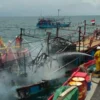 OPERASI. PHE OSES dan PHE ONWJ yang tergabung dalam Subholding Upstream Pertamina Regional Jawa berhasil membantu kebakaran kapal nelayan cumi.