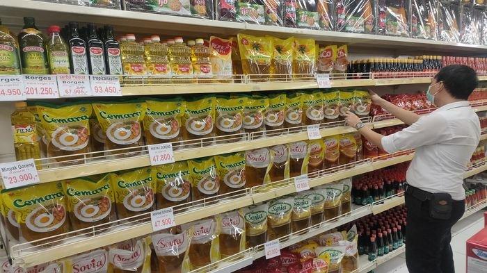 BANYAK. Stok minyak goreng di beberapa minimarket mulai melimpah setelah pencabutan aturan HET oleh pemerintah.