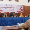 EVALUASI LAPOR!. Kepala Dinas Komunikasi dan Informatika (Kadiskominfo) Kabupaten Kuningan, Dr Wahyu Hidayah MSi pada saat membukan acara monitoring dan evaluasi LAPOR! di Wisma Permata, Kamis (24/3).