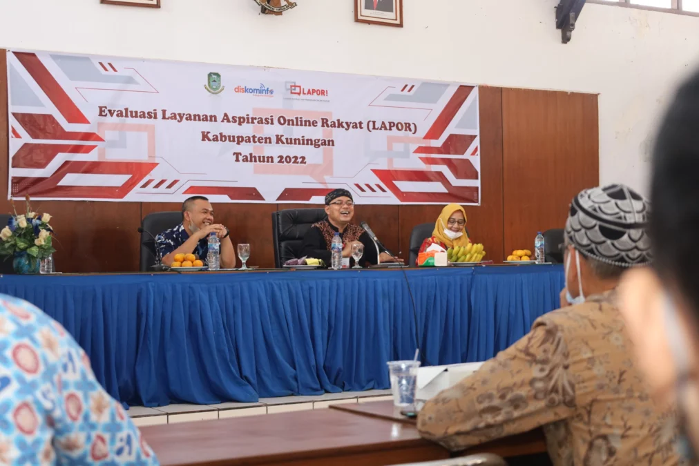 EVALUASI LAPOR!. Kepala Dinas Komunikasi dan Informatika (Kadiskominfo) Kabupaten Kuningan, Dr Wahyu Hidayah MSi pada saat membukan acara monitoring dan evaluasi LAPOR! di Wisma Permata, Kamis (24/3).