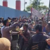 SPONTANITAS. Ratusan warga Balongan membuka paksa pintu gerbang utama Integrated Terminal Balongan milik Pertamina yang dijaga aparat kepolisian. Warga yang melakukan aksi spontanitas merupakan korban ceceran limbah operasinya ITB.