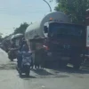 MACET. Kemacetan panjang kendaraan pengangkut BBM dan LPG akibat aksi unjuk rasa warga Desa/Kecamatan Balongan yang menuntut kompensasi pencemaran kebocoran solar pipa bawah laut. Beruntung pasokan BBM dan LPG tidak terganggu.