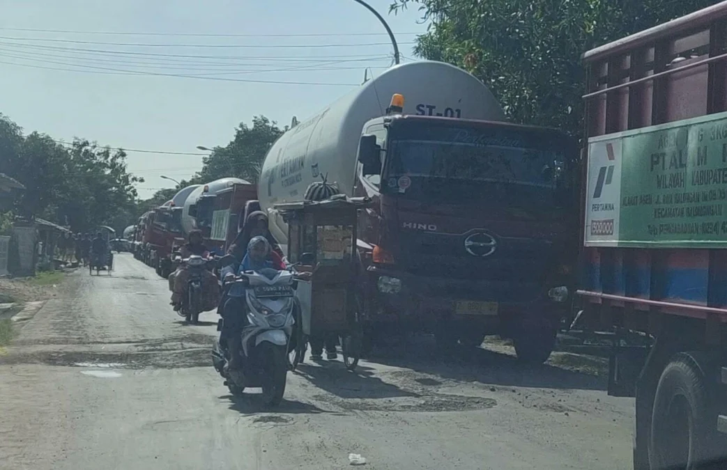 MACET. Kemacetan panjang kendaraan pengangkut BBM dan LPG akibat aksi unjuk rasa warga Desa/Kecamatan Balongan yang menuntut kompensasi pencemaran kebocoran solar pipa bawah laut. Beruntung pasokan BBM dan LPG tidak terganggu.