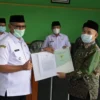 DISERAHKAN. Bupati Kuningan, H Acep Purnama menyerahkan secara simbolis hibah tanah kepada Kemenag Kuningan, kemarin.