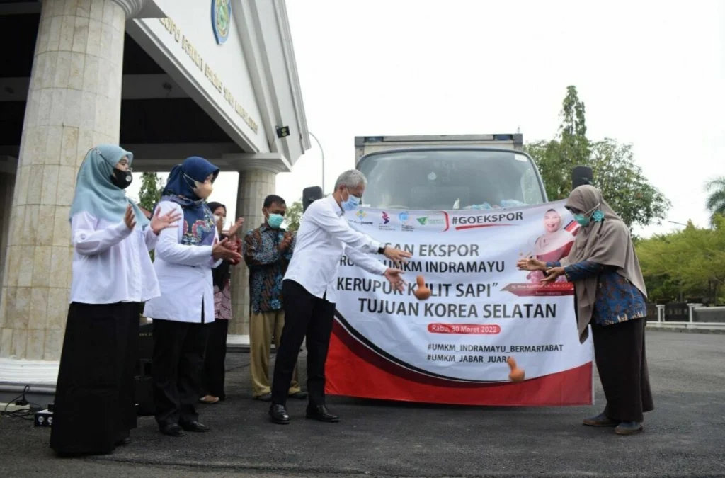 PELEPASAN. Prosesi pelepasan ekspor produk UMKM ke Korsel berlangsung di Pendopo Indramayu. Dengan dilepasnya produk UMKM Kerupuk Kulit Sapi ke Korsel ini, diharapkannya dapat menjadi pemicu UMKM lainya.