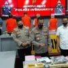 RILIS. Kapolres Indramayu AKBP M Lukman Syarif memimpin pers rilis perkara tindak pidana korupsi dana refocusing Covid-19 pengadaan masker BPBD Indramayu. Para tersangka kasus tersebut terancam hukuman mati.