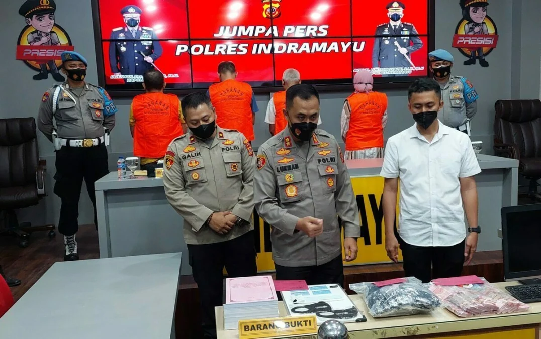 RILIS. Kapolres Indramayu AKBP M Lukman Syarif memimpin pers rilis perkara tindak pidana korupsi dana refocusing Covid-19 pengadaan masker BPBD Indramayu. Para tersangka kasus tersebut terancam hukuman mati.