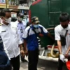 INSPEKSI. Bupati Majalengka Karna Sobahi meninjau operasi pasar minyak goreng yang digelar Dinas Perdagangan dan Perindustrian di kawasan pasar Kadipaten, Rabu (9/3).