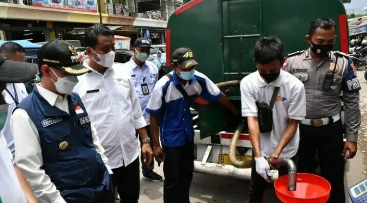 INSPEKSI. Bupati Majalengka Karna Sobahi meninjau operasi pasar minyak goreng yang digelar Dinas Perdagangan dan Perindustrian di kawasan pasar Kadipaten, Rabu (9/3).