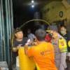 INSPEKSI. Kapolres Majalengka bersama Satgas Pangan Majalengka memonitor sejumlah pasar untuk memantau stok dan distribusi minyak goreng curah, Rabu (23/3).