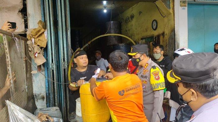 INSPEKSI. Kapolres Majalengka bersama Satgas Pangan Majalengka memonitor sejumlah pasar untuk memantau stok dan distribusi minyak goreng curah, Rabu (23/3).