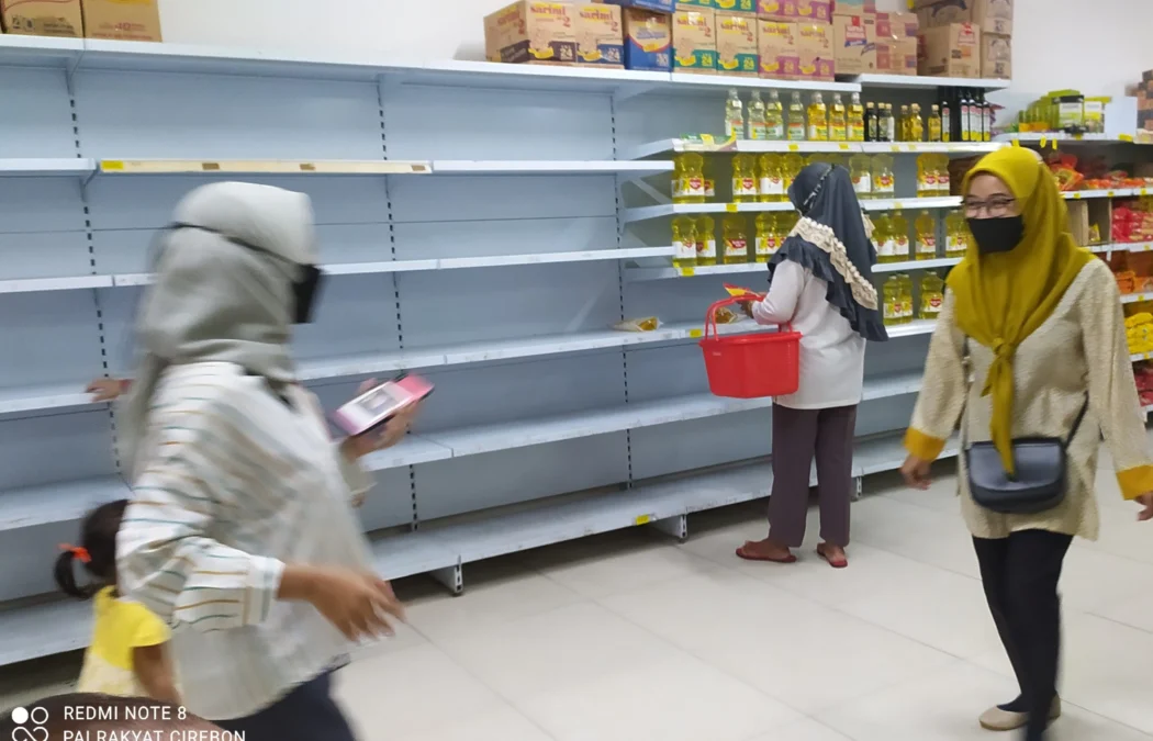 SERBU. Stok minyak goreng di salah satu pasar modern di Majalengka langsung ludes dibeli oleh masyarakat, Minggu (6/3).