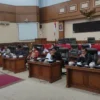 USULAN. Komisi 1 DPRD Majalengka menggelar rapat dengan para camat membahas keluhan para kepala desa, di ruang rapat paripurna DPRD, Rabu (9/3).