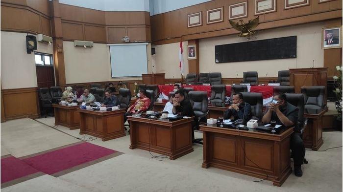 USULAN. Komisi 1 DPRD Majalengka menggelar rapat dengan para camat membahas keluhan para kepala desa, di ruang rapat paripurna DPRD, Rabu (9/3).