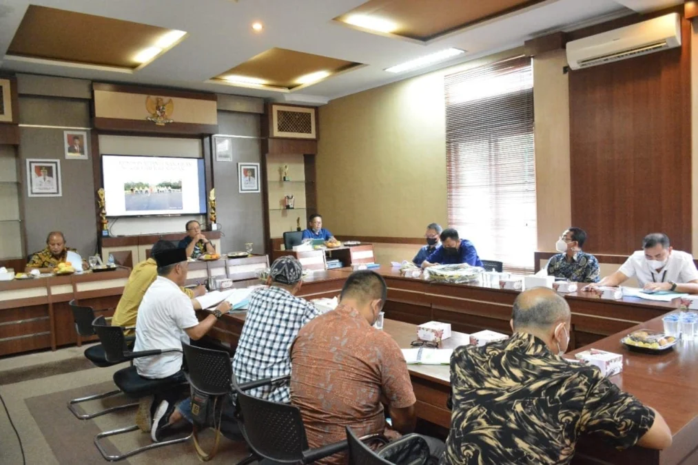 BAHAS JALAN. Sekda Dr H Dian Rachmat Yanuar MSi bersama Kepala DPUTR, HM Ridwan Setiawan membahas rencana pembangunan jalan lingkar selatan, belum lama ini.