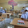 Siswa di Kota Cirebon Berangkat Sekolah Lagi