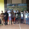 SERAHKAN SERTIFIKAT. Bupati H Acep Purnama menyerahkan menyerahkan Sertifikat Hak Atas Tanah Program Pendaftaran Tanah Sistematis Lengkap (PTSL) tahun anggaran 2022 di Desa/Kecamatan Selajambe, kemarin.