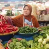 MERANGKAK NAIK. Seorang pedagang di Pasar Baru Kuningan tengah menimbang cabai merah yang harganya kini merangkak naik menjadi Rp 60.000 per kilogram.