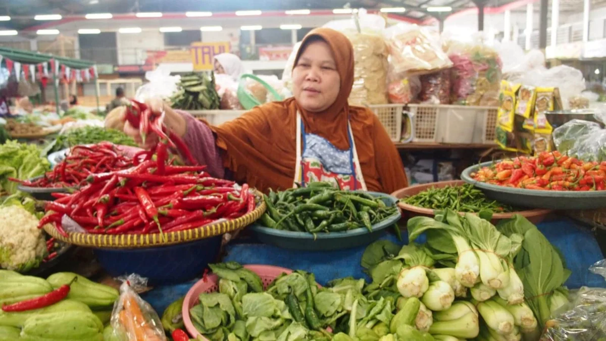 MERANGKAK NAIK. Seorang pedagang di Pasar Baru Kuningan tengah menimbang cabai merah yang harganya kini merangkak naik menjadi Rp 60.000 per kilogram.