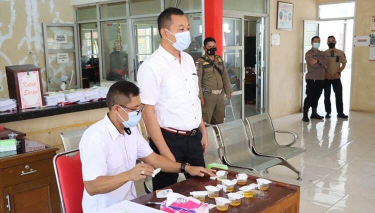 NEGATIF. 12 kepala desa di wilayah Kecamatan Palasah menjalani tes urine yang diselenggarakan Satuan Reserse Narkoba Polres Majalengka, Kamis (10/3).