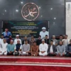 NISFU SYA’BAN. Tokoh Kuningan, H Rokhmat Ardian dan keluarga besar Puspita Grup serta masyarakat sekitar mengikuti malam Nisfu Syaban di Masjid Dian Ar-Rokhmat Windusengkahan, Kamis (17/3).