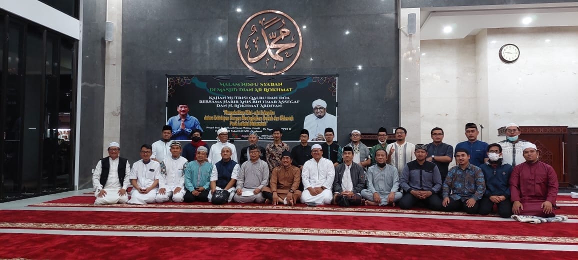 NISFU SYA’BAN. Tokoh Kuningan, H Rokhmat Ardian dan keluarga besar Puspita Grup serta masyarakat sekitar mengikuti malam Nisfu Syaban di Masjid Dian Ar-Rokhmat Windusengkahan, Kamis (17/3).