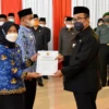 DISERAHKAN. Bupati Cirebon, H Imron menyerahkan SK Pelantikan kepada simbolis.