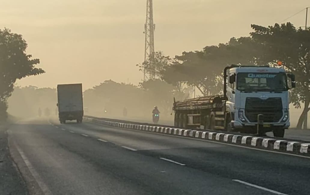 WASPADA. Kondisi jalur pantura di wilayah Indramayu diselimuti asap tebal pembakaran jerami. Asap tebal berasal dari jerami yang dibakar petani di sawah usai dipanen.