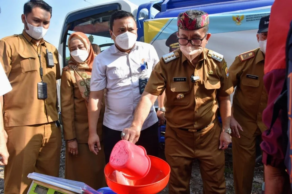 SEMANGAT. Bupati Cirebon, H Imron membuka operasi pasar murah di Pasar Jamblang yang salah satu komoditinya adalah minyak goreng curah.