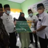 DISALURKAN. Bupati Cirebon, H Imron menyalurkan bantuan dari BAZ kepada masyarakat Kabupaten Cirebon.