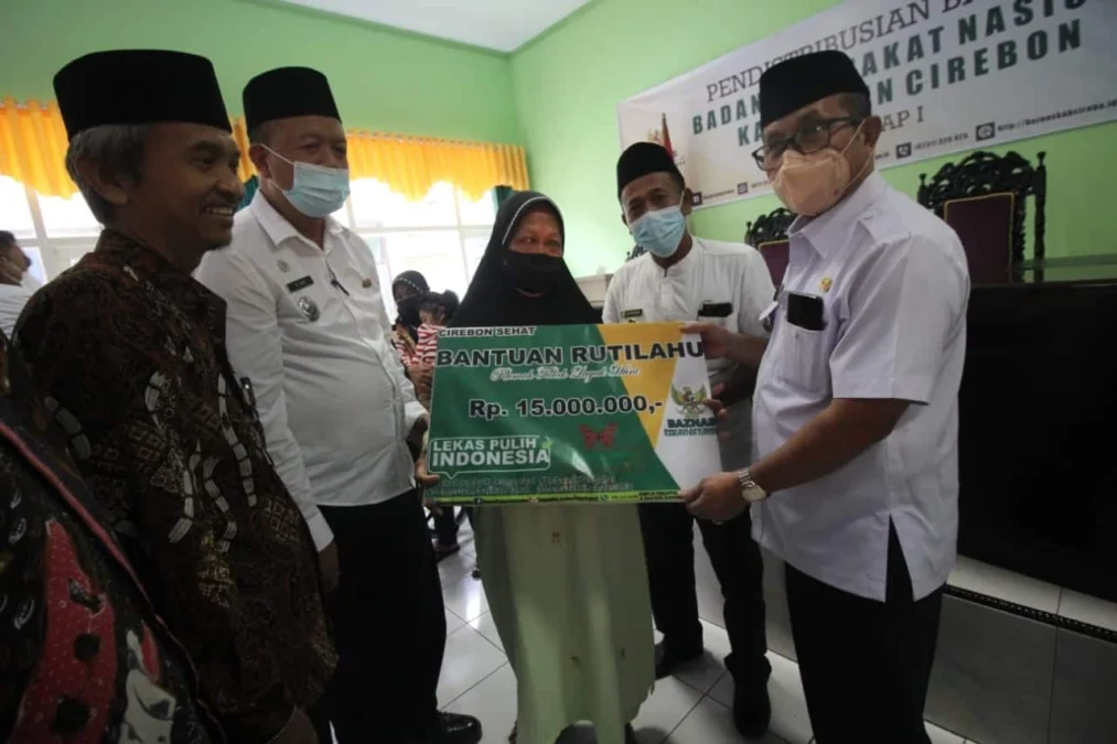 DISALURKAN. Bupati Cirebon, H Imron menyalurkan bantuan dari BAZ kepada masyarakat Kabupaten Cirebon.