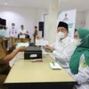 YANG PERTAMA- Bupati H Acep Purnama menjadi orang pertama yang membayar zakat pada peluncuran Gerakan Cinta Zakat yang digelar Baznas Kuningan di Aula KIC, Senin (11/4).