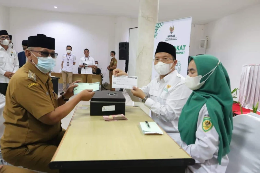 YANG PERTAMA- Bupati H Acep Purnama menjadi orang pertama yang membayar zakat pada peluncuran Gerakan Cinta Zakat yang digelar Baznas Kuningan di Aula KIC, Senin (11/4).