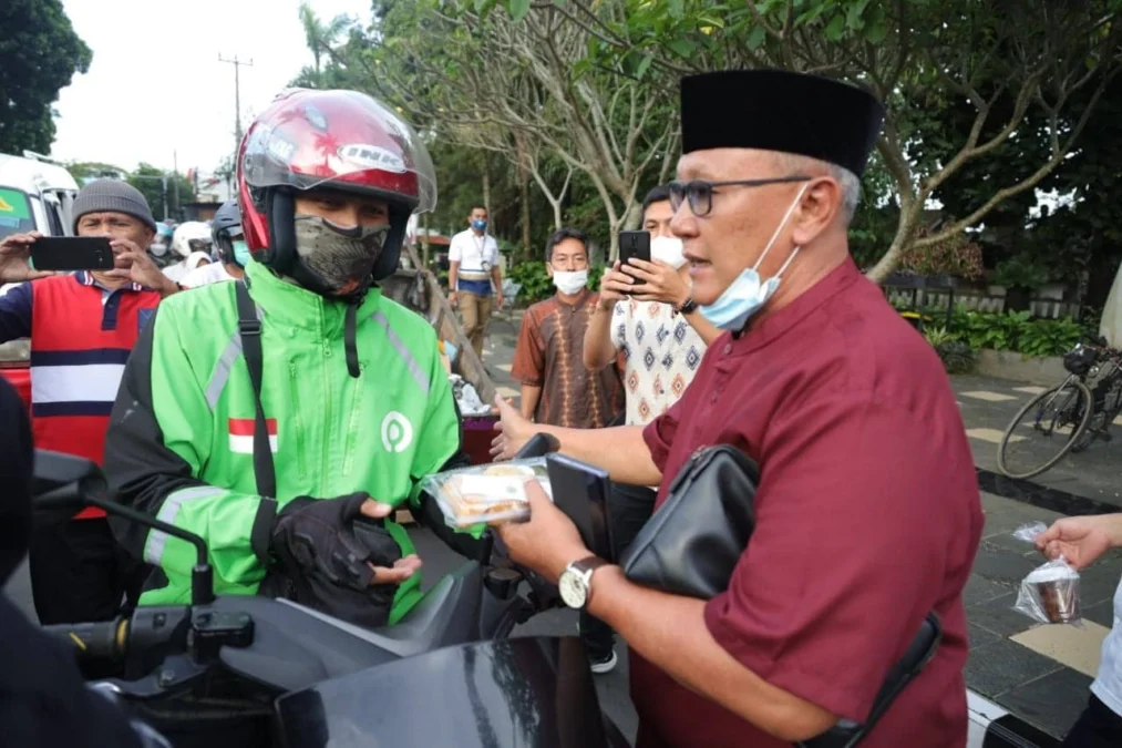 BAGIKAN TAKJIL. Bupati H Acep Purnama membagikan takjil kepada masyarakat yang melintas di depan Pendopo Pemkab Kuningan.