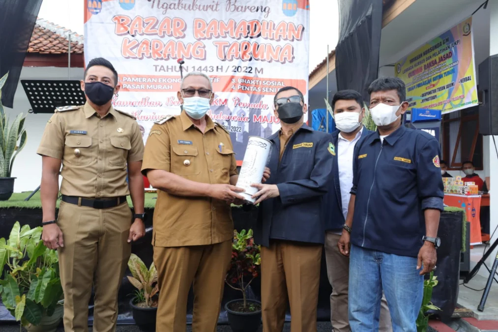 BUKA BAZAR. Bupati H Acep Purnama didampingi Wakil Bupati M Ridho Suganda membuka Bazar Ramadhan 1443 H yang digelar Karang Taruna Kabupaten Kuningan, kemarin (11/4).