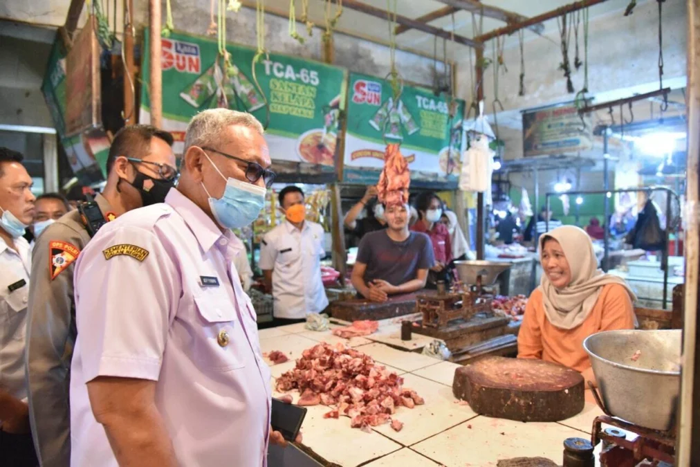 INSPEKSI MENDADAK. Bupati H Acep Purnama bersama Forum Koordinasi Pimpinan Daerah (Forkopimda) melakukan monitoring dan peningkatan pengawasan ketersediaan dan harga bahan pokok di sejumlah pasar tradisional dan toko modern, Rabu (27/4).