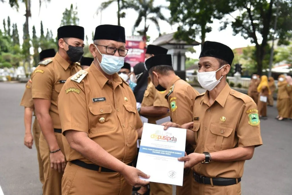 SERTIFIKAT AKREDITASI. Bupati Acep secara simbolis menyerahkan sertifikat akredistasi perpustakaan dari Lembaga Akreditasi Perpustakaan Nasional kepada 23 perpustakaan, Senin (25/4).